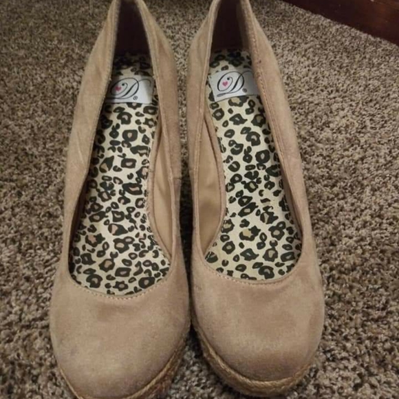 Derek Heart Wedges! - Picture 2 of 4